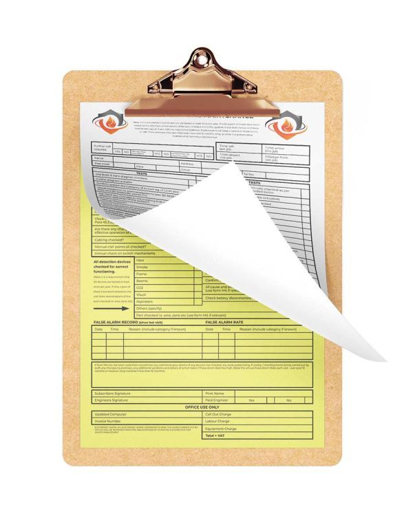 En skriveplate med fakturaer og dokumenter for små bedrifter.